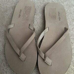 Hari Mari leather women’s size 8 flip-flops